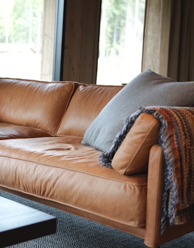 Naturmaterialer i moderne design: Sofaen i visningshytta på Maihaugen er i et lyst, gyllent skinn. Den er tilpasset etter mål, for å ivareta harmonien i rommet og utnytte arealet på en god måte. Design: Andreas Engesvik. Produsent: Fogia, Sverige.